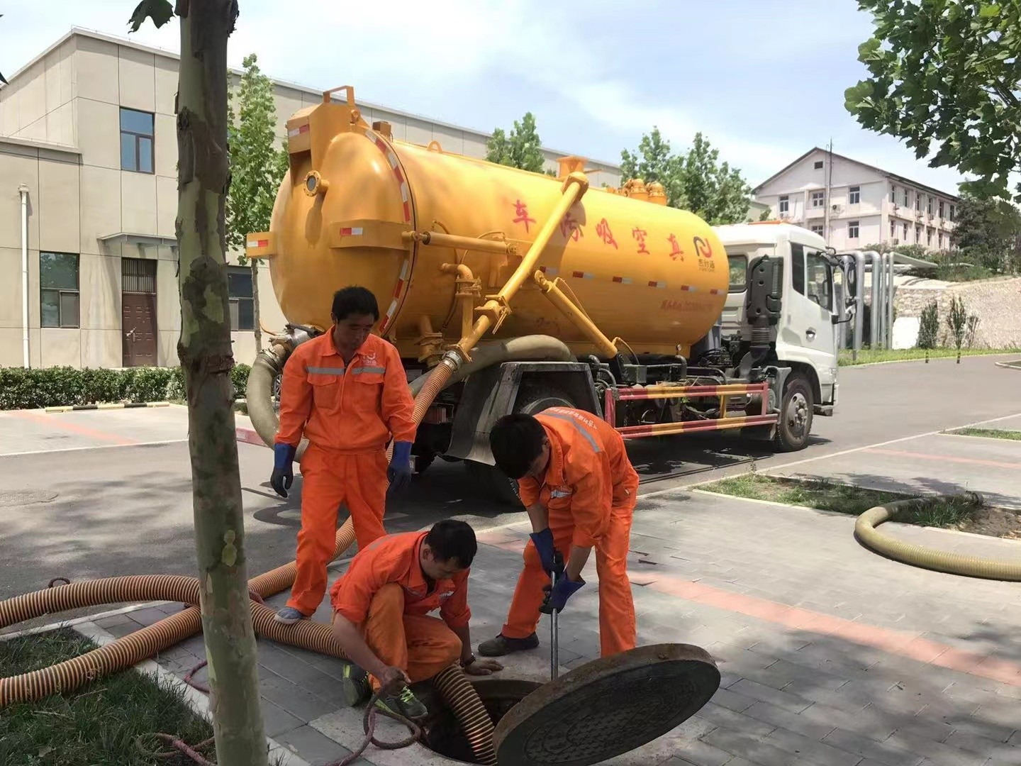 赤坎管道疏通车停在窨井附近