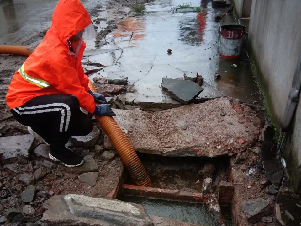 赤坎专业清理污水池 炜誉市政以规范流程守护城市 “肠道”