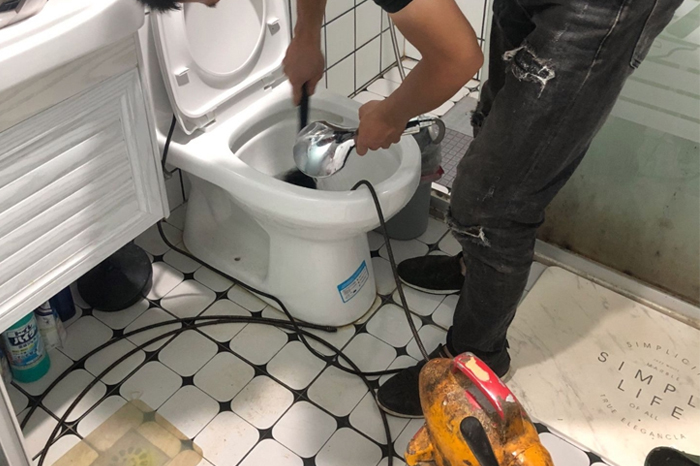 赤坎马桶堵塞自己疏通还是找师傅?专业上门服务让你省时更省心
